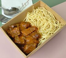 Гуляш из говядины с макаронами