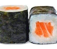 Классический ролл с форелью и огурцом