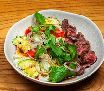 Стейк-салат из говядины с овощами гриль и фирменным соусом