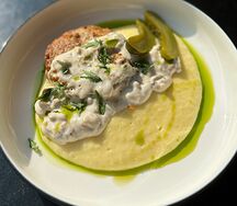 Котлета из индейки с картофельным пюре и грибным соусом
