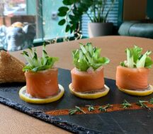 Рулетики из сёмги Морской бриз