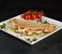 Закрытая пицца колбасная