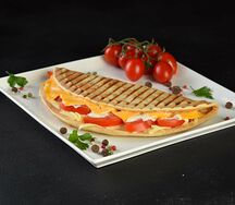 Закрытая пицца сырная