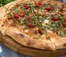 Пицца с лисичками и томатами
