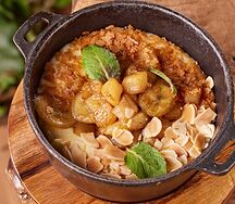 Каша кукурузная с крошкой из груши и грецким орехом