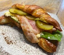 Круассан со скрэмблом и беконом