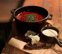 Томленый борщ с бородинским хлебом, сметаной и смальцем