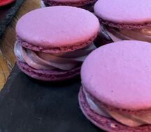 Macarons с чёрной смородиной