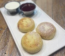 Сырники из творога с ягодным соусом