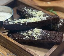 Чесночные гренки с пармезаном и соусом Тартар
