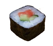 Ролл с лососем и огурцом