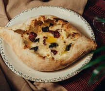 Хачапури по-аджарски с вялеными томатами и сыром страчателла