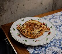 Мини-хачапури с грушей, медом и горгондзолой