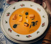 Горская уха с лососем и соусом биск