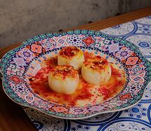 Сырники из домашнего творога с медовым ганашем и лимонной карамелью