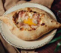 Хачапури по-аджарски с курицей и беконом