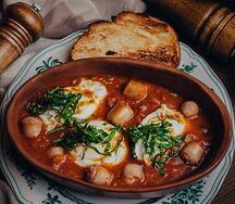 Шакшука с куриными колбасками и яйцом пашот