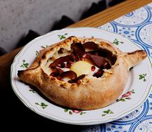Хачапури с копченым сулугуни и бастурмой