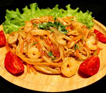 Удон с креветками и овощами