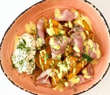 Картофельные дольки с беконом и сырным соусом