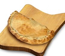 Кальцоне с куриным филе су-вид и соусом чесночный ранч