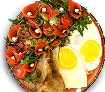 Яичница с малосольной неркой, свежими овощами и крем-чиз