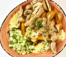 Картофельные дольки с курицей и грибами в сливочно-чесночном соусе