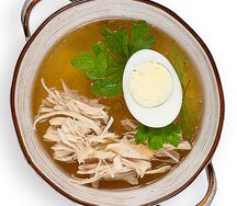 Бульон с куриным филе и яйцом