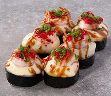 Запеченный ролл Креветки в сырном соусе