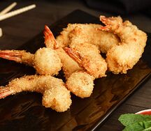 Креветки в темпуре с клубничным соусом