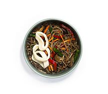 Острая соба с кальмаром