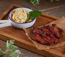 Крылья BBQ с Коул Слоу и картофелем по-деревенски