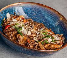 Wok с курицей в кокосовом карри