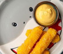 Сырные палочки с сырным соусом 