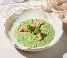 Зеленое ризотто с креветками и соусом песто
