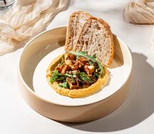 Хумус с баклажаном и рукколой