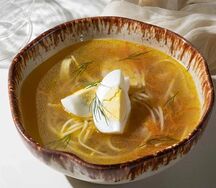 Куриный бульон с домашней лапшой и яйцом