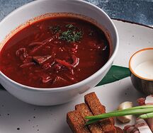 Борщ с салом, чесночком, гренками, зеленым лучком и сметаной