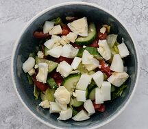 Овощной салат с куриным яйцом