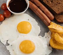 Глазунья с баварскими колбасками