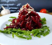 Салат свекла с рукколой