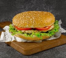 Бургер с куриной котлетой