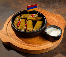 Домашняя долма с соусом мацони