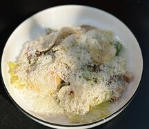 Салат Цезарь с курицей