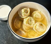 Пельмени с куриным бульоном и сметаной