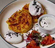 Драники с яйцами пашот, миксом салата и сметаной