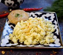 Макароны с куриной котлетой