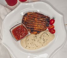 Cвинoй стейк с картофельным пюре