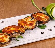 Шампиньоны фаршированные шпинатом и беконом