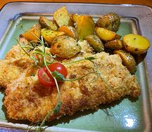 Шницель из куриной грудки с обжаренным картофелем
